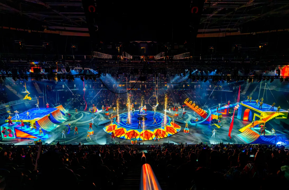 【CIRCUS CIRCUS】 フリルショルダーライトキャリー REVIEW: With color and music, restyled circus is flying high